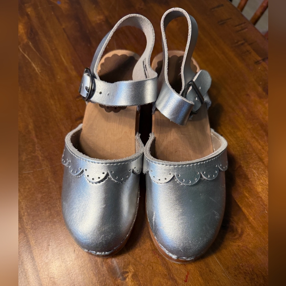 Hanna Andersson Metallic Silver Clogs, size 12